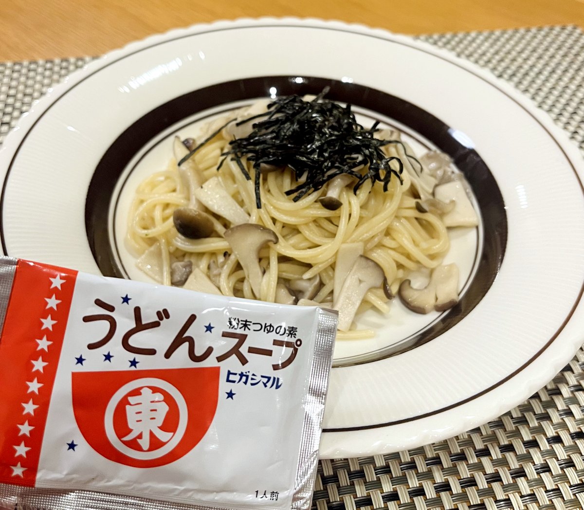 higashimaru_ss's tweet photo. #うどんスープの使い道選手権 は本日最終日🦊
ご応募お忘れなく💨

営業担当おすすめは
旬のきのこをおいしく食べられる
「きのこの和風パスタ」✨

作り方(2人分)
①エリンギ、しめじ、まいたけ(各50g)をそれぞれ食べやすい大きさに切る。

②鍋にお湯2Lを沸かし、塩大さじ1を加え、スパゲティ160gを入れて表示の時間より1～2分短くゆでる。

③フライパンにオリーブ油大さじ1を中火で熱し、①のきのこを加えてしんなりするまで炒める。②の湯をざっと切ったパスタ、うどんスープ1袋と水200mlを加え、水分が大さじ1ほどになるまで炒め合わせて完成！

お好みで刻みのりをどうぞ！