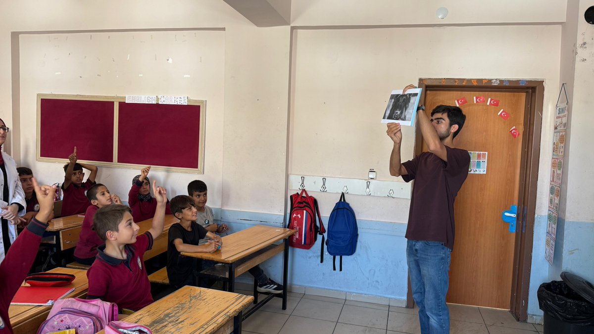 HasankeyfTSM's tweet photo. Hasankeyf Toplum Sağlığı Merkezi personelleri tarafından “Dünya Kuduz Günü” Etkinlikleri kapsamında Hasankeyf Saklı İlkokulu,Hasankeyf İmam Hatip Ortaokulu ve Hasankeyf İmam Hatip Lisesinde öğrencilere ve öğretmenlere yönelik eğitim verildi.
@batmanilsaglik https://t.co/S7zVvjItug