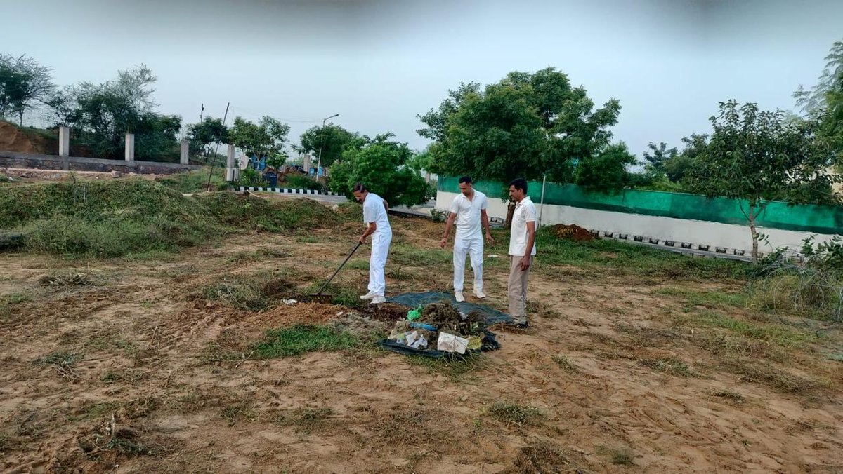 246_bncrpf's tweet photo. स्वच्छता ही सेवा अभियान-2026 के अंतर्गत दिनांक 29-09-2026 को श्री लाल चंद, उपमहानिरीक्षक राजस्थान सेक्टर, के नेतृत्व में #Rajasthansectorhqrs एवं #246bn द्वारा संयुक्त प्रयास से स्वच्छता अभियान आयोजित कर स्वच्छ एवं स्वस्थ वातावरण का संदेश दिया गया।
@PMOIndia
@HMOIndia https://t.co/8vioQIK5oW