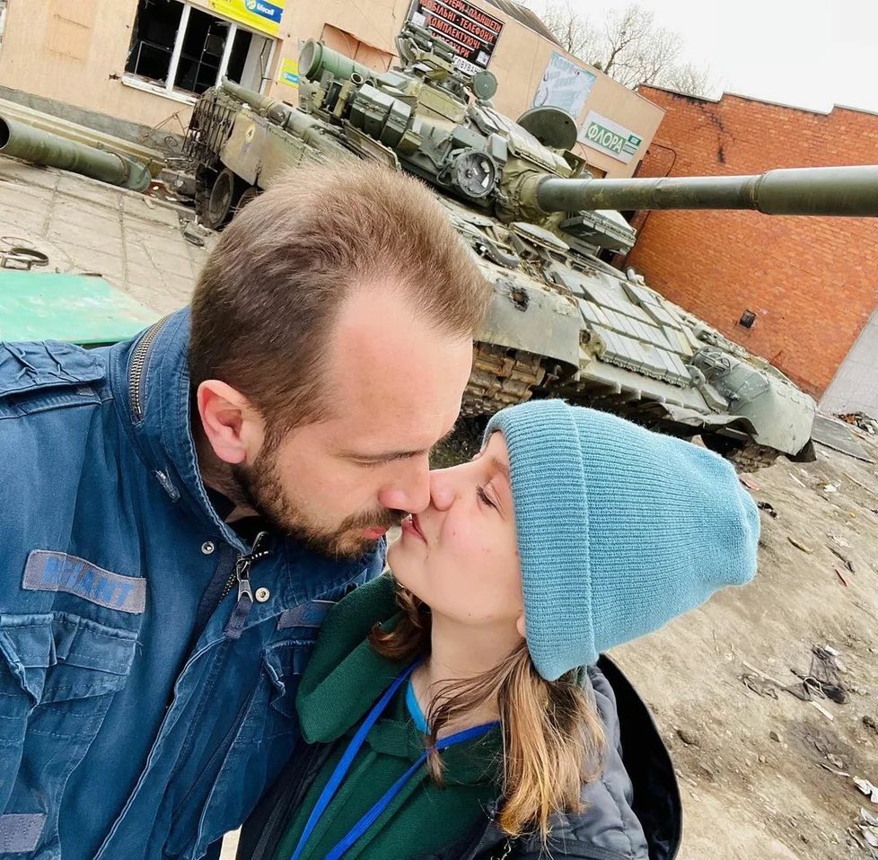 JakubSzanto's tweet photo. Tihle dva jsou teda něco! Od roku 2022 dominují @darja_stomatova a @Jan_Schurger televizním obrazovkám z ukrajinských bojišť. Reportáže pod palbou, bzučením dronů, s nářkem, ale i úsměvy, starostmi i radostmi obyčejných lidí se už snad nedají ani spočítat. K zalsouženému ocenění předsedou Senátu jim hluboce gratuluju. Jsem pyšný, že spolu pracujeme v dresu @CzechTV @CT24zive