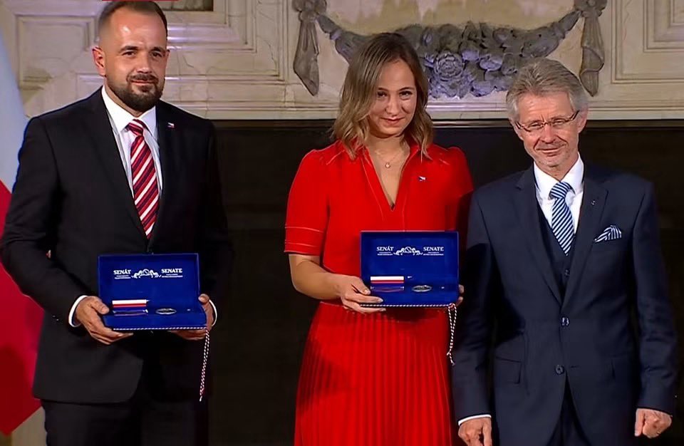 JakubSzanto's tweet photo. Tihle dva jsou teda něco! Od roku 2022 dominují @darja_stomatova a @Jan_Schurger televizním obrazovkám z ukrajinských bojišť. Reportáže pod palbou, bzučením dronů, s nářkem, ale i úsměvy, starostmi i radostmi obyčejných lidí se už snad nedají ani spočítat. K zalsouženému ocenění předsedou Senátu jim hluboce gratuluju. Jsem pyšný, že spolu pracujeme v dresu @CzechTV @CT24zive