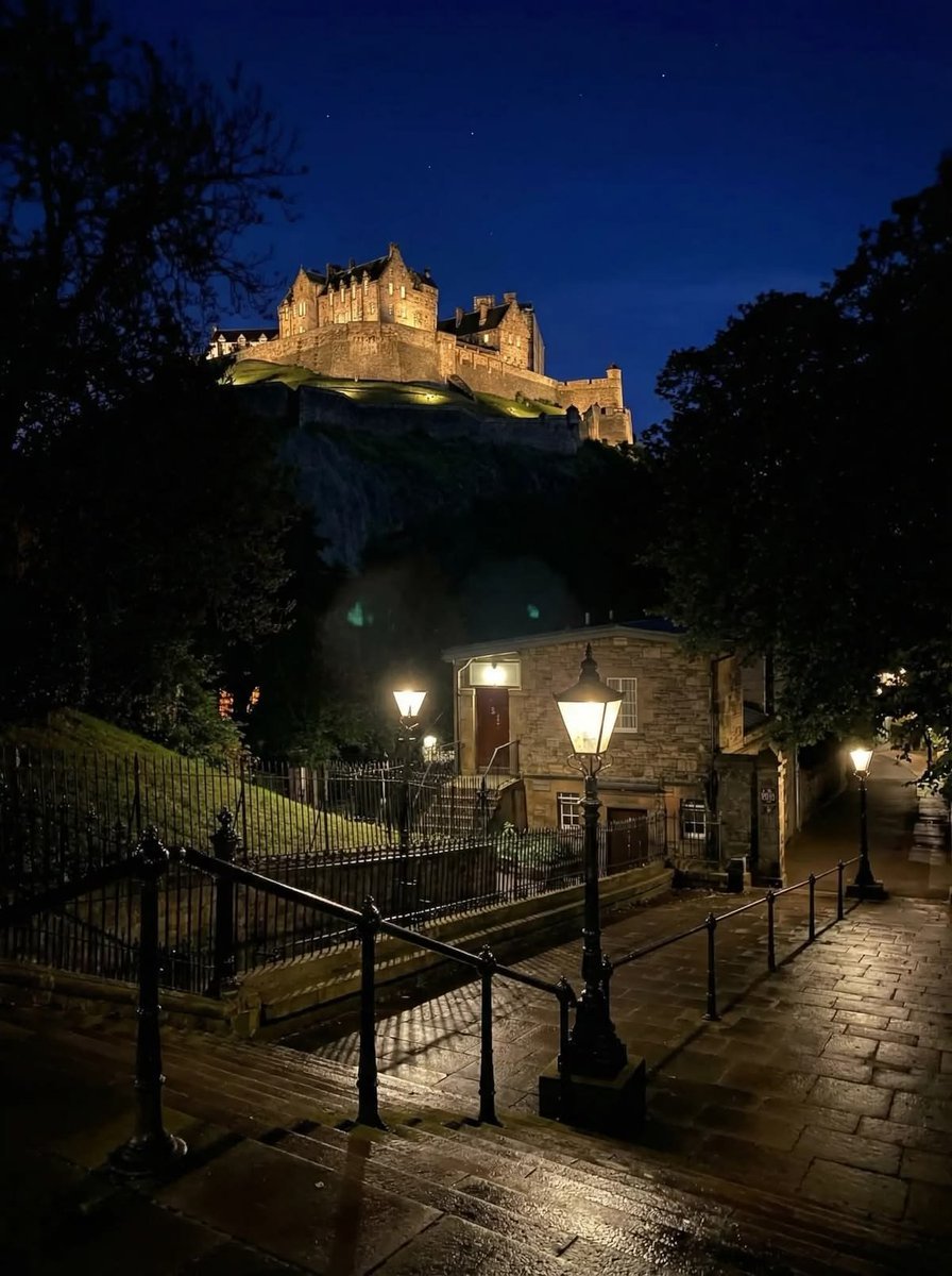 Alina_bloom79's tweet photo. Nights in Edinburgh.. https://t.co/XvDkcDQCvK