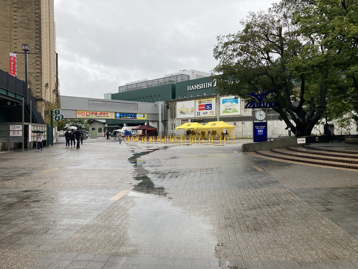 yakyukissa's tweet photo. #甲子園の天気情報 

午後3:00
甲子園の天気は、小雨☔
傘なしで歩く人も見かけますよ‼️

開門準備はまだです💦

#甲子園球場 #阪神タイガース　#ヤクルトスワローズ https://t.co/4eoArCXFes