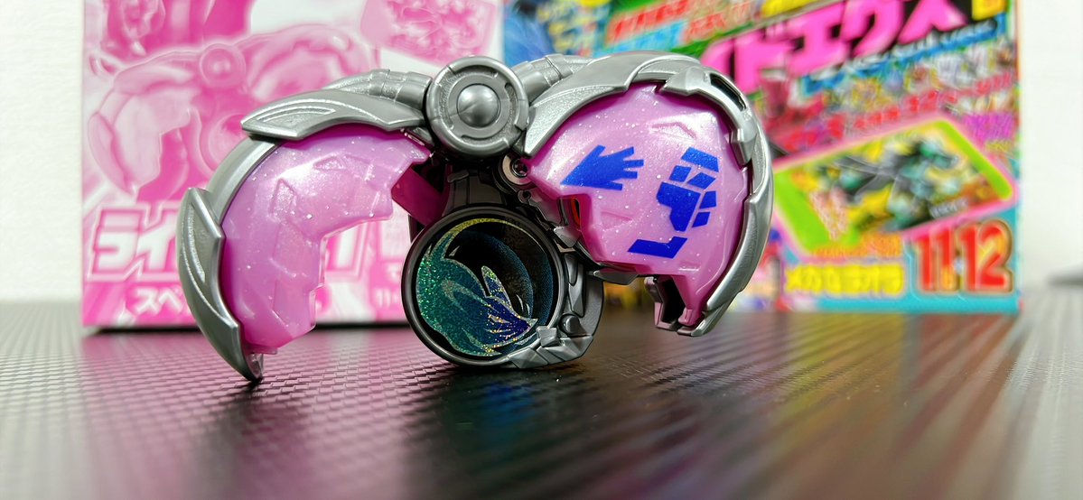 hirokun10chm's tweet photo. 【てれびくん】本���は超豪華キラキララメ入り！仮面ライダーマイス本物ふろくライドエグズ1 スペシャルver.を開封して第1話再現。 https://t.co/qeSoz6yWcg