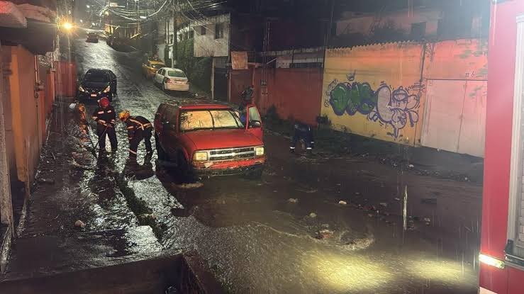 MasNoticiasRTV's tweet photo. 🚨➡️ #Autoridades atienden #afectaciones por #lluvias en #Xalapa 

✍️ Más información👇
https://t.co/jgI5fyPOiH https://t.co/qSB61e2usM
