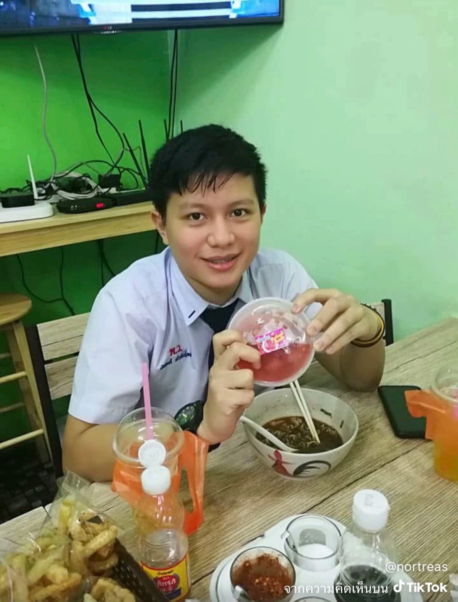 imt3ng's tweet photo. ชั้นพึ่งเคยเห็นรูปสมัยเรียนอยู่หาดใหญ่นี่นา ไปเจอใน TikTok แม่ของเพื่อนเจ้าของแอคเป็นคนถ่ายที่ร้านก๋วยเตี๋ยวของเค้า 🫳🏻😭♥️

#williamjkp https://t.co/l55u4pcJLM