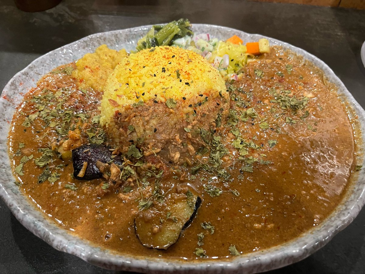 81_poker's tweet photo. ツキノワで遅めの昼カレー
薬膳カレー？みたいな感じで美味いけど食べた後すごい臭うw

本町のあたりはカレー屋さん多くて今月はカレーめっちゃ食べた気がする〜 https://t.co/xHhhYnDtgV