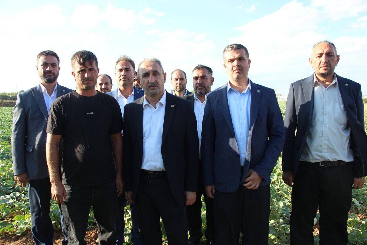 antephudapar's tweet photo. Milletvekilimiz Sayın Şahzade Demir, İl Başkanımız Sayın Mustafa Kaya, ilçe başkanlarımız ve beraberindeki heyetle birlikte Karkamış ilçemiz Elifoğlu Mahallesi’nde hıta ve acur üretimi yapan çiftçilerimizi ziyaret etti.
Üreticilerimizin sahadaki sorunlarını, taleplerini ve beklentilerini yerinde dinledi.
Alın teriyle toprağı berekete dönüştüren çiftçilerimizin yanında olmaya, sorunlarını ilgili mercilere taşımaya ve çözüm için gayret göstermeye devam edeceğiz.
Üreten çiftçimizin yanındayız.
Bereketli topraklarımız için hep birlikte çalışıyoruz.
#Karkamış #Elifoğlu #ÇiftçimizinYanındayız #Tarım #Üretim #Gaziantep #Çiftçi