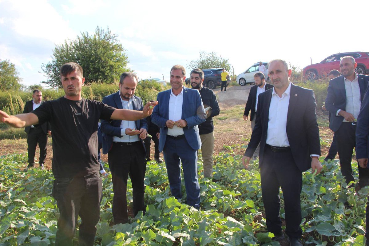 antephudapar's tweet photo. Milletvekilimiz Sayın Şahzade Demir, İl Başkanımız Sayın Mustafa Kaya, ilçe başkanlarımız ve beraberindeki heyetle birlikte Karkamış ilçemiz Elifoğlu Mahallesi’nde hıta ve acur üretimi yapan çiftçilerimizi ziyaret etti.
Üreticilerimizin sahadaki sorunlarını, taleplerini ve beklentilerini yerinde dinledi.
Alın teriyle toprağı berekete dönüştüren çiftçilerimizin yanında olmaya, sorunlarını ilgili mercilere taşımaya ve çözüm için gayret göstermeye devam edeceğiz.
Üreten çiftçimizin yanındayız.
Bereketli topraklarımız için hep birlikte çalışıyoruz.
#Karkamış #Elifoğlu #ÇiftçimizinYanındayız #Tarım #Üretim #Gaziantep #Çiftçi