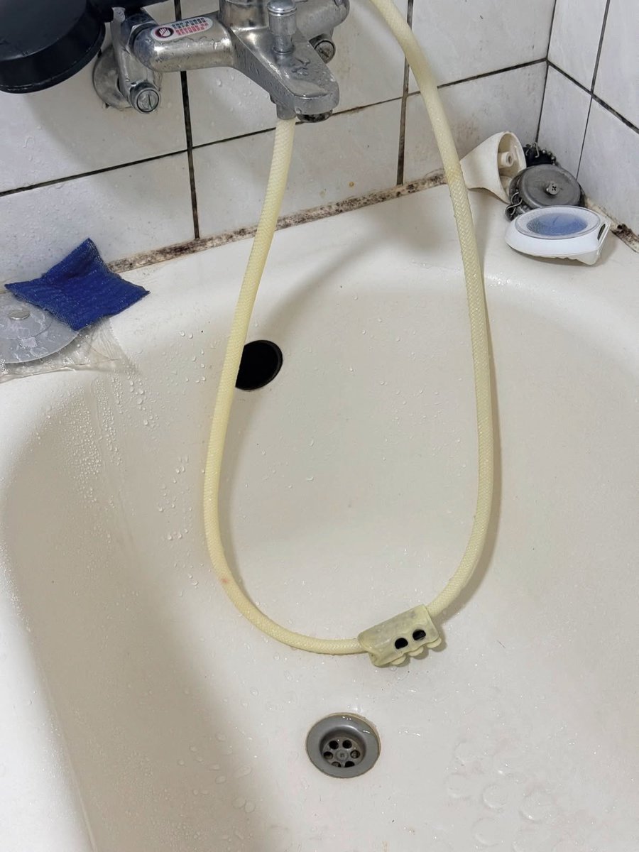 zanecarternb's tweet photo. I temporarily put my ball python in the bathtub while cleaning its enclosure, and it crawled into the bathtub's overflow drain hole. The water is completely off. What is the safest way to get it out without hurting it? https://t.co/L6RiEcnhnF