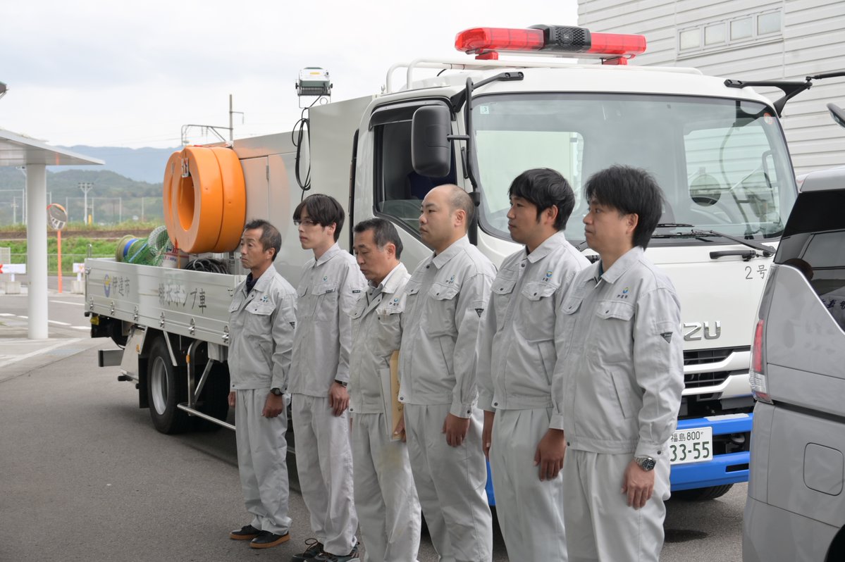 f_datecity's tweet photo. 【千葉県に向けて災害派遣】
9月29日(火)、令和8年台風第25号により甚大な被害を受けた千葉県白井市に向けて、排水ポンプ車１台と職員6人を派遣しました。出発式で須田市長は「白井市の皆さんが一日でも早く日常生活に戻れるよう、６人力を合わせて支援してください」と送り出しました。
(秘書広報課) https://t.co/SiwJuRTQha