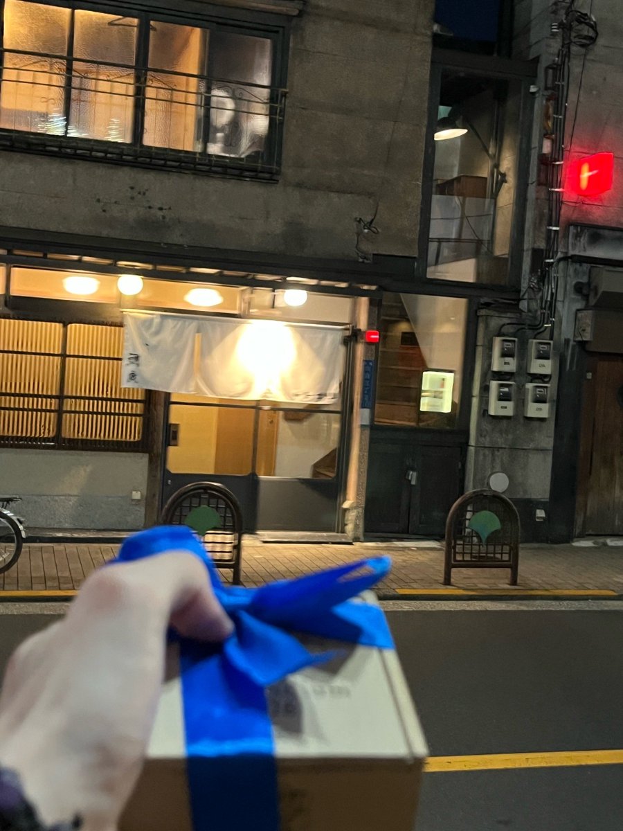 soir_araignee's tweet photo. @ado1024imokenp,
初めてあなたのコンサートに来ました。
プレゼントを渡したかったけど、できなかったのでここに置いていきます。
素敵なバーに、素敵な小箱を。青いバラとペンダント、手紙も入っています。
誰かAdoさんに届けてくれたら嬉しいです。
本当にありがとう。
あなたの歌に救われました。 https://t.co/IpFZQlbD9I