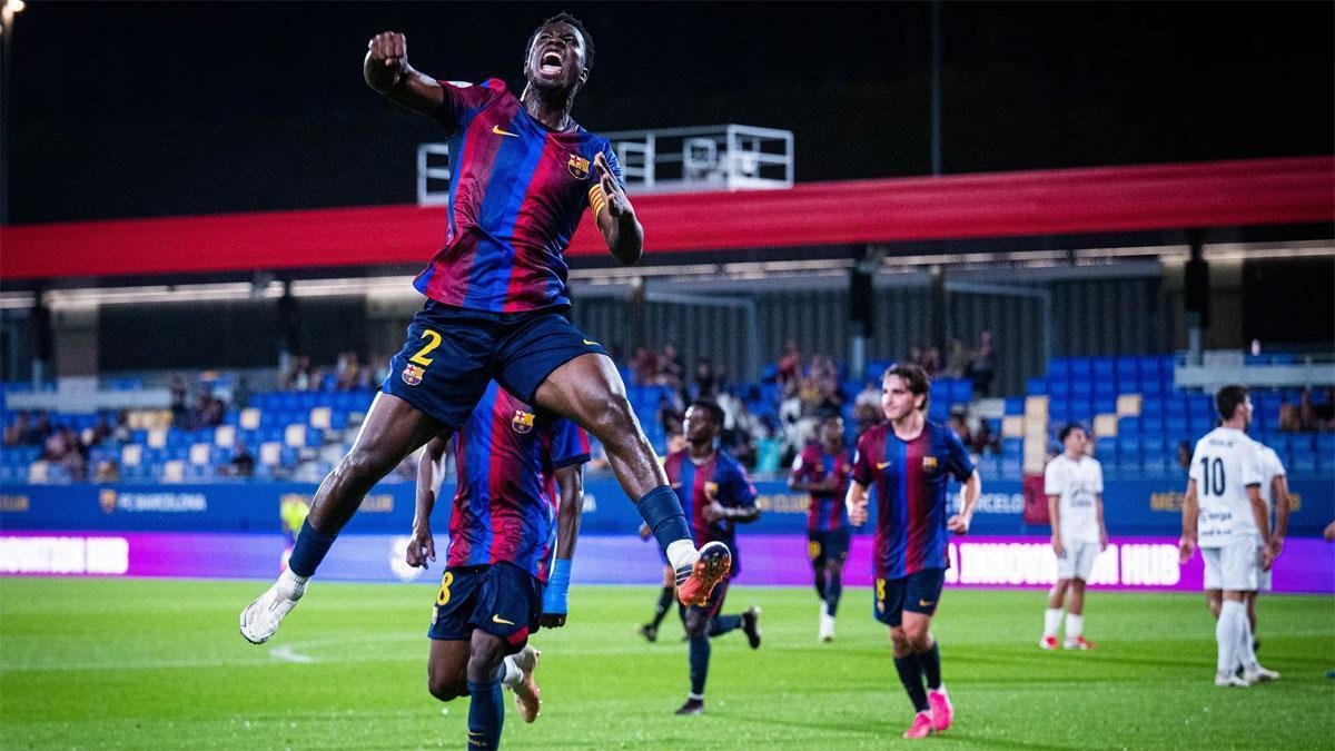 BarcaUniversal's tweet photo. 🚨 Landry Farré is knocking on the first-team door again after a strong start with Barça Atlètic.

The 19-year-old, who is naturally a right-back, has been impressing on the left and has already scored 2 goals in 4 league games.

After losing almost all of last season to a serious knee injury, he is now captain of Barça Atlètic and back on Hansi Flick’s radar.