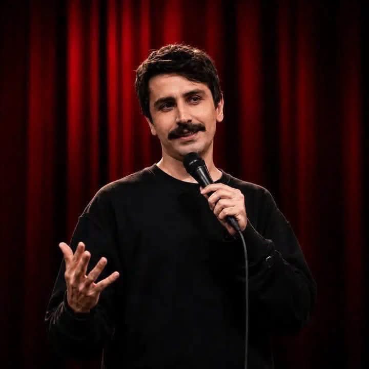 ijohngone's tweet photo. Deniz Göktaş’ın savunması:

“3 Temmuzdan beri kuyu tipi bir cezaevinde güneş görmeden, diğer tutukluların aksine sadece haftada bir telefonla görüşerek başka hiçbir insan temasım olmadan hücredeyim. 

Harbiyede kurduğum 4 cümle ile suçlanıyorum ve kurduğum cümle başına tam 22 gündür hücredeyim. 

Yazan çizen insanlara bir otosansür sebebi olduysam tek endişem budur. Lütfen öyle olmasın bilin ki sözlerimiz tahminimizden çok daha etkilidir.

Suçlandığım toplam 4 cümle var. Ben bu cümleleri Harbiye’de 5 bin kişiye ondan önce de 197 kez Türkiye’nin her yerinde 100 binden fazla seyirciye söyledim. Hepsinde de kahkahadan ve alkıştan başka tek bir tepki almadım.

Adliyede tutuklanmak için beklerken ters kelepçe yaptıkları yetmiyormuş gibi 3 kez sorulmasına ve reddetmeme rağmen adeta zorla Kemal Kılıçdaroğlu’yla görüştürüldüm. Sonra da televizyondan beyanlarımın yalanlandığını oturup gülerek izledim.

Yurda girdiğim ilk andan son ana kadar her polis niye döndün ki, sendeki fırsatlar bizde olsa dönmezdik dedikçe ülkem için üzüldüm.

Her videomu kendim tekrar tekrar yayınlamama rağmen delil karartma şüphesiyle tutuklandım.

Arada serbest bırakıldım ama hücrede Masterchef izlerken kendi kendime üç kez tekrar tutuklandım. İlk mahkeme hakkımda tahliye kararı vermemiş olsa daha az suçum olurdu diye düşünüyorum.

Recep Tayyip Erdoğan cumhurbaşkanı olduğu kadar AKP genel başkanıdır ve her türlü eleştiriye de açık olmak zorundadır. Utangaç diktatör gibi ifadeler de, terapiye gittiğini söylemek de hakaret olarak kabul edilemez.

Bir şakadan rahatsız oluyorsanız o şakaya gülmezsiniz ya da o komedyenin gösterisine gitmezsiniz. Bunun dışında sansür ve tutuklama bir şakanın yaptırımı olamaz, olmamalıdır.

Siyasetçiler her kamu figürü gibi eleştiriye göğüs germek zorundadır. İfade özgürlüğüyle ilgili yasalar değişmedi. Levent Kırca’da da Ferhan Şensoy’da da aynıydı. 

Zaman içinde değişen tek şey her şakadan nem kapan yöneticiler! İddianamede hakkımda yazılan cümleler son derece taraflı biçimde yarısından başlatılmış. Bu tamamen yanıltıcı bir nitelik taşıyor. 

İlgili şakaları başından sonuna kadar dinlediğinizde görüyorsunuz ki dini değerleri aşağılar mahiyette hiç bir cümlem yok. 

Bu süreçte de denk geldiğim hiçbir polisten, hiçbir infaz koruma memurundan, hastanelerde denk geldiğim insanlardan ya da gösteriyi izleyen milyonlarca insandan tek bir tepki görmedim, bu kadar insanın hiç birinin mi dini ya da manevi bir değeri yok?

Diğer davalarda gizli tanık oluyor bizim dosyada gizli sanık var resmen.”

Hakim: “Senin gösterin bile 1,5 saat sürdü topla artık sözünü!”

Deniz sözlerini tamamladı. 
Tüm salon alkışladı.
