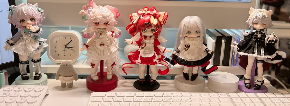kuroi_doll's tweet photo. PC前でスタンドのテストしてるけどもう置くところないw https://t.co/H0i1wt1Fql