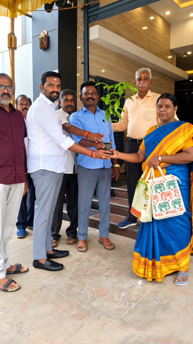 RVishnu6619's tweet photo. We The Leaders சார்பில்....நமது சகோதரர் திரு.திவேக்குமார் இல்ல விழாவில் ...தலைவர் அண்ணமலையின் அன்பு சகோதரர் திரு விஷ்ணுபிரசாத் அவரகள் வழங்கிய மகிழ்ச்சியான தருனம்... நமது நிர்வாகிகள் அனைவரும் மகிழ்ச்சியுடன் இருக்கும் தருணம் 🌼 🌸 🌻 🌹 @WeTheLeadersMDU https://t.co/fqpeyegYhH