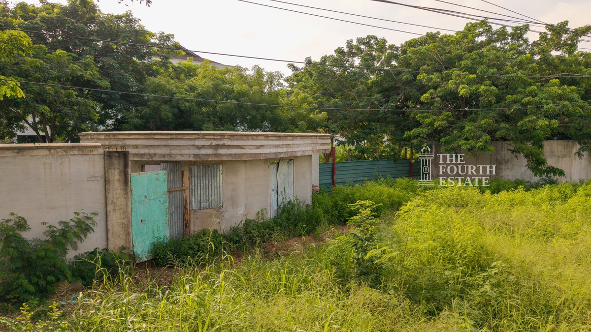 fourthestategh's tweet photo. 𝐏𝐫𝐨𝐩𝐨𝐬𝐞𝐝 𝐕𝐢𝐜𝐞 𝐏𝐫𝐞𝐬𝐢𝐝𝐞𝐧𝐭𝐢𝐚𝐥 𝐕𝐢𝐥𝐥𝐚 𝐚𝐛𝐚𝐧𝐝𝐨𝐧𝐞𝐝 𝐟𝐨𝐫 𝟏𝟑 𝐲𝐞𝐚𝐫𝐬 𝐚𝐟𝐭𝐞𝐫 𝐨𝐯𝐞𝐫 $ 𝟐.𝟒 𝐦𝐢𝐥𝐥𝐢𝐨𝐧 𝐬𝐩𝐞𝐧𝐭
Behind a high wall in Cantonments, three unfinished structures remain abandoned 13 years after construction began on what was meant to be Ghana’s official Vice President’s residence.

Full story here: https://t.co/s38OTqrGR6