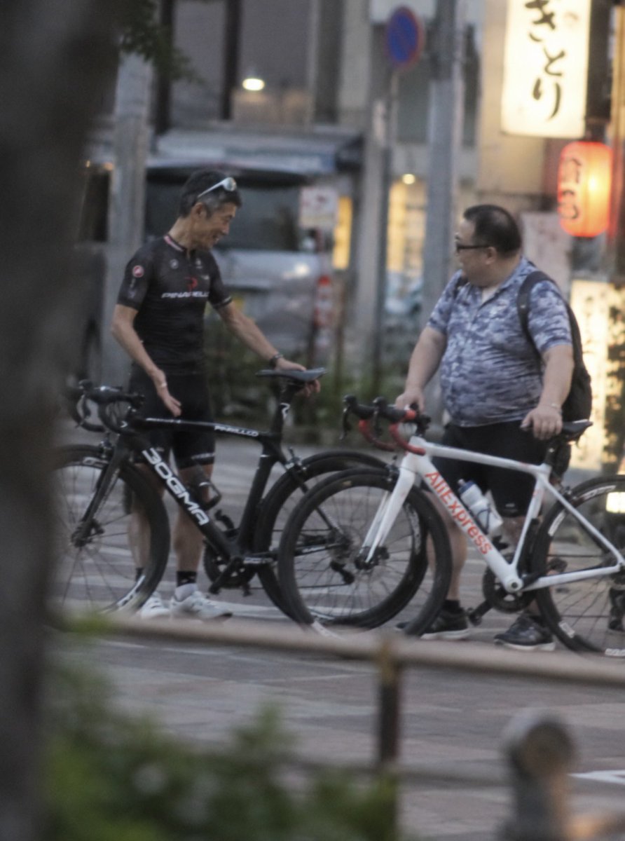 cyclekiroku's tweet photo. 同じ「自転車が好きな中年男性」なのに、金の使い方がまるで違う人がいる。

片方は、ショップで150万円のロードバイクを見ても「これください」とほとんど迷わない。ホイールを替えれば40万円、ウェア一式で10万円。自転車だけではない。車も高級車、時計もそれ��り、夜になればキャバクラで数万円、時には十万円単位を使う。「金は使ってこそ意味がある」という感覚が体に染みついている。

もう片方は、10万円以下のフレームを買い、AliExpressを巡回し、聞いたこともないメーカーのカーボンハンドルを6000円で注文する。クランクは中華、ホイールも中華、サドルも中華。総額20万円程度なのに、本人は異様なほど満足している。むしろ100万円の完成車を見て「これ、どこに100万円かかっているんだ？」と首をかしげる。

この二人の差は、単純な「金持ちか貧乏か」だけでは説明できない。

もちろん収入は大きい。手取りが月30万円の人と100万円の人では、100万円という数字の重さが違う。だが世の中には、かなり稼いでいてもAliExpressを眺め続ける男がいる一方、住宅ローンを���えながら高級車を買う男もいる。

つまり重要なのは、収入そのものより「金を何に変換すると満足する人間なのか」という違いである。

高級ロードを躊躇なく買う人にとって、金はしばしば「時間を短縮するための道具」だ。

150万円を払えば、店員がサイズを合わせ、有名メーカーのフレームに上位コンポーネントが装着され、保証もあり、見た目も完成されている。失敗する可能性は低い。

中華パーツ派からすれば、「105で十分だろ」「ホイールなんて10万円以下でも走る」となるが、高級品を買う側は、そもそも一つ一つ比較して最安値を探す行為自体を面倒だと思っている場合がある。

1万円安くするために三時間調べるくらいなら、その三時間を仕事や遊びに使いたい。

この価値観は、高級車や夜の遊びにもつながる。

金額よりも���「迷わなくていい��と」「説明が不要なこと」「一定以上の体験が保証されていること」に金を払う。

対して中華パーツを使う男は、金よりも「攻略」に快感を感じる。

定価3万円のハンドルと、5000円の無名ハンドルを比較し、重量を調べ、レビューを読み、寸法を確認する。そして実際に取り付けて問題なく使えた瞬間、

「勝った」

と思う。

これは節約というよりゲームに近い。

100万円の完成車を買うことは、彼にとってゲーム開始直後に課金して最強装備を買うようなものなのである。

欲しいのは結果だけではない。

調べる、選ぶ、失敗する、加工する、組み直す。その過程自体が趣味なのだ。

だから年収が上がっても中華パーツから卒業しない人がいる。

むしろ金に余裕ができると、AliExpressで怪しいパーツを大量に買い始める。

もう一つ大���いのが、「他人からどう見られることに価値を感じるか」だろう。

高級ロードには極めて分かりやすい記号性���ある。

DOGMA、S-WORKS、Cervélo、DURA-ACE。自転車好きなら一目で価格帯が分かる。

高級車やブランド時計と同じく、「説明しなくても価値が伝わる」という能力を持っている。

経営者、営業職、管理職など、日常的に肩書きや外見、店、車といった記号を使って人間関係を作ってきた人なら、この感覚は自然かもしれない。

一方、中華パーツ男の自転車は説明しなければ価値が伝わらない。

むしろ説明しても伝わらない。

「このクランク、AliExpressで7000円だったんだけど、実測重量が有名メーカーとほとんど変わらなくてさ」

と本人だけが嬉しそうに語る。

他人から羨ましがられることより、「自分だけが知っている合理性」のほうに価値を感じるのである。

ここには、人生で培われた成功体験も影響する。

金を使うことで仕事、人脈���女性関係、趣味がうまく回ってきた人は、「金を使えば人生は快適になる」という学習をする。

逆に、自分で調べ、工夫し、安く済ませることで何度も成功してきた人は、「世間で高いと言われているものは、本当にその価格に値するのか？」と疑う癖がつく。

ある人は正規ディーラーを信用し、ある人は工具箱を信用する。

同じ中年でも、20代、30代の時に何を成功体験として積み重ねたかによって、50歳になった時の財布の開き方は大きく変わる。

物を所有することに喜びを感じるのか、それとも物を自分なりに改造することに喜びを感じるのか。

そうした何十年分もの小さな選択が積み重なった結果、一人は50歳になって150万円のロードバイクの契約書に躊躇なくサインし、もう一人は深夜2時にAliExpressで「カーボン シートポスト 27.2 400mm」と検索している。

そして、おそらく両者とも幸せなのである。

だからこの差を「金持ちと貧乏人」「情弱と情強」のような一言で片付けると、本質を見失う。