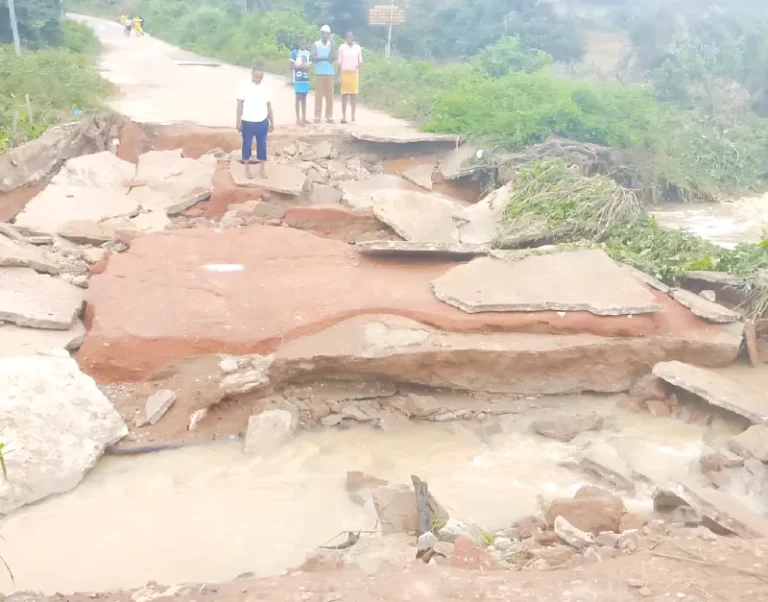 PoliticsA6's tweet photo. Heavy rains have caused widespread flooding across Osun State, damaging properties and a bridge linking Ijaregbe and Ilesa. Several communities have been cut off, disrupting the movement of people, goods and services.

#Nigeria #Osun #Flooding https://t.co/C4nwyvV3qd
