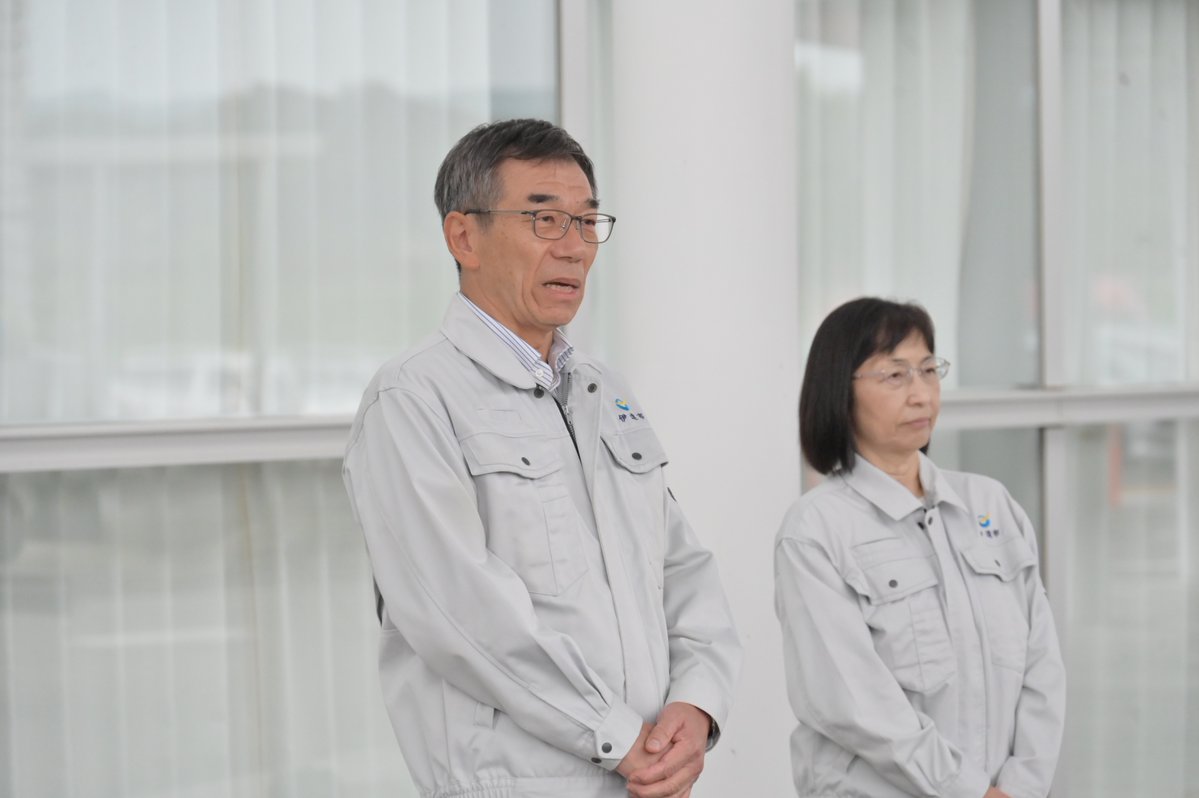 f_datecity's tweet photo. 【千葉県に向けて災害派遣】
9月29日(火)、令和8年台風第25号により甚大な被害を受けた千葉県白井市に向けて、排水ポンプ車１台と職員6人を派遣しました。出発式で須田市長は「白井市の皆さんが一日でも早く日常生活に戻れるよう、６人力を合わせて支援してください」と送り出しました。
(秘書広報課) https://t.co/SiwJuRTQha