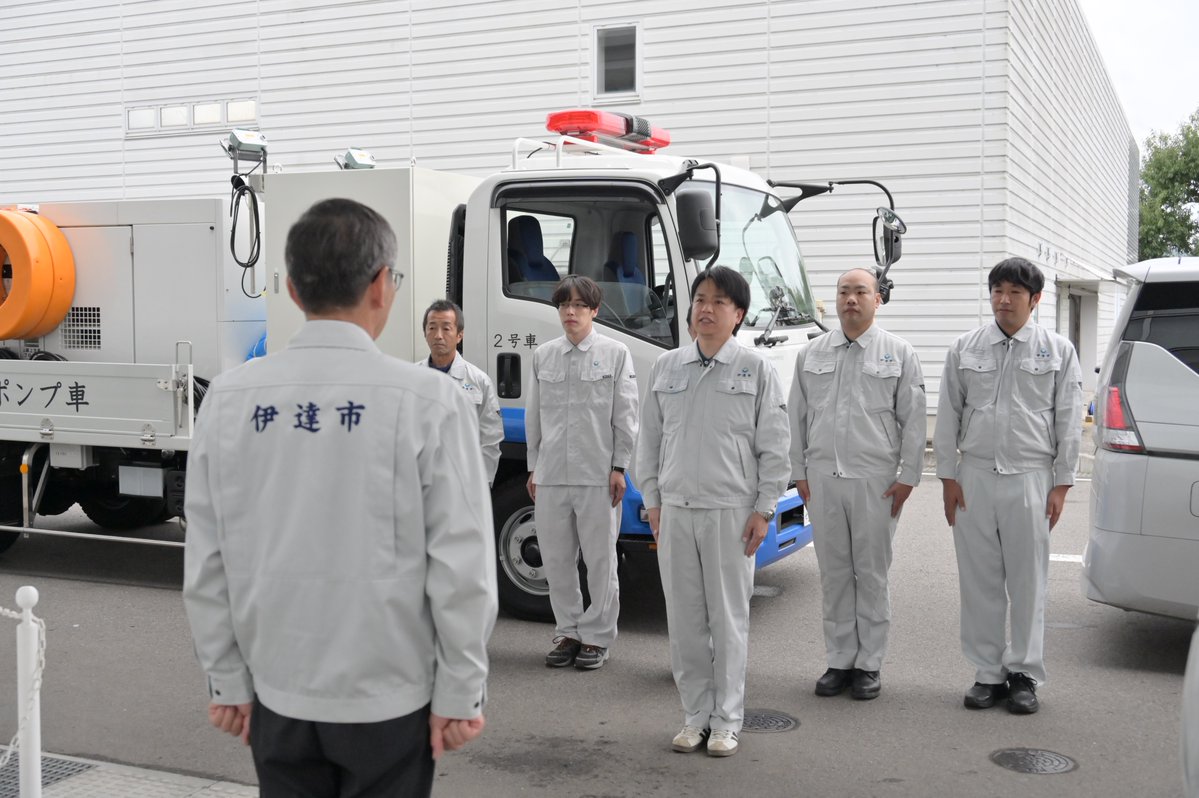 f_datecity's tweet photo. 【千葉県に向けて災害派遣】
9月29日(火)、令和8年台風第25号により甚大な被害を受けた千葉県白井市に向けて、排水ポンプ車１台と職員6人を派遣しました。出発式で須田市長は「白井市の皆さんが一日でも早く日常生活に戻れるよう、６人力を合わせて支援してください」と送り出しました。
(秘書広報課) https://t.co/SiwJuRTQha