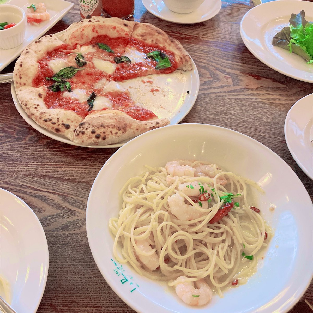 JETnoco's tweet photo. 新宿御苑前のラ・ボエーム久しぶりに行ったらめっちゃくっちゃ混んでた。
平日なのに…マダムやガールズばかりだったし聖地巡礼でもないよね？

『君の名は。』で瀧くんがバイトしてたイタリアンのモデルになったお店(*ΦωΦ) https://t.co/EtO7d9qf3I