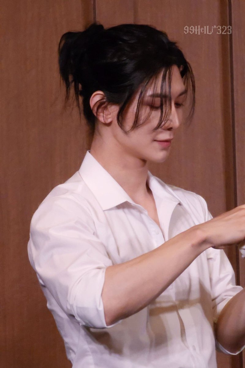 minsangjong's tweet photo. black hair ponytail yeosang come back to us 🥀🖤🕯️ https://t.co/BdJlHvBNy0