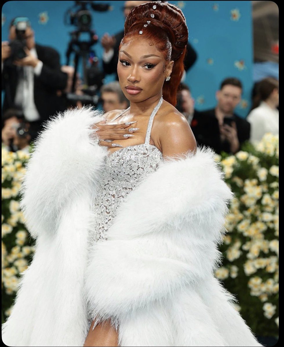prettyxoxo1d's tweet photo. Rapper Lil Yachty reportedly recounts one of the biggest mistakes he ever made:

“There was a time I wanted to chill out, so I texted Megan Thee Stallion and asked if she wanted to go on a date. She said yes, but when she arrived, I realized she had brought five of her friends and a bodyguard. What I thought would be a simple date night ended up with me spending $200K on all of them because of the bills and everything.”