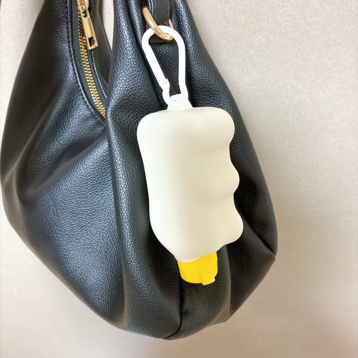 asssun_select's tweet photo. セリアのシリコンケースが携帯用の手ピカジェルにシンデレラフィットするって聞いてやってみたらなにこれ。
フォルムかわいいし、バックにつけられるし最高かよ😭！！！
先週、蓋がちゃんと閉まってなくてバックの中が手ピカジェルだらけになって泣いてたとこだったんよ😭もっと早く知りたかったー https://t.co/iduF18AcHX