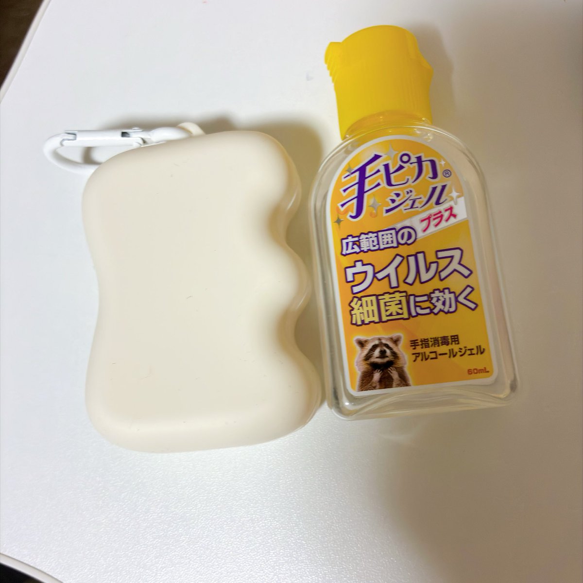asssun_select's tweet photo. セリアのシリコンケースが携帯用の手ピカジェルにシンデレラフィットするって聞いてやってみたらなにこれ。
フォルムかわいいし、バックにつけられるし最高かよ😭！！！
先週、蓋がちゃんと閉まってなくてバックの中が手ピカジェルだらけになって泣いてたとこだったんよ😭もっと早く知りたかったー https://t.co/iduF18AcHX