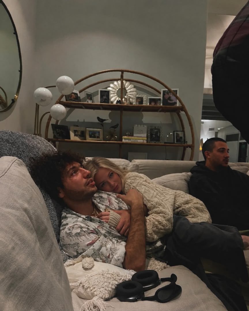 rhiiscute's tweet photo. Selena Gomez broke down in tears  on instagram live and eventually ended her marriage with her husband Benny blanco after a leaked photo of him and a 21 years old only fans model chilling in a luxurious apartment.💔💔
She also addressed further saying she has moved out of their apartment in newyork to stay alone💔

Why does Benny blanco treats her so bad??💔