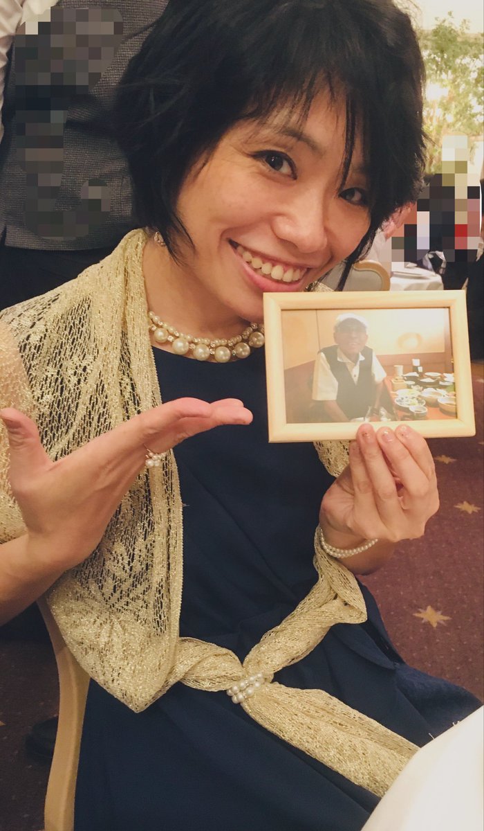tatibana1973315's tweet photo. 矢口アサミ

矢口と初めて会ったのは
確か、
２０数年前くらい

私達の恩師
たてかべ和也さんとの呑み会だったかと
(場所は劇団すごろくさん海のイベント)

矢口は
いつも明るくて元気で
良く笑い、泣き、喋り
かべさんとの絶妙な師弟関係も側でいつも見ていました
本当に二人は仲良しだった
親子みたいで
でもやはり師弟で見ていて、楽しかったな
たてかべガールズ(橘　矢口　永木)で
沢山呑んだし旅行も行った
……皆で喧嘩もよくしてたけど😅

私にとっては
事務所後輩と言うよりは
『妹』みたいな存在

ずっと一緒に歳を重ねて行くかと思ってた

顔を見ても実感がなかった
いつもの矢口だった
でも不思議だね　笑顔に見えた
笑ってる顔に見えた

自分も驚いたでしょう　急だったから

『心不全』

持病も無かったのに、突然だもの
苦しくなかった事を祈ります

かべさん
矢口をお願いします
あまり
そちらでも呑み過ぎないように

後輩達を仲間達を先輩方を
事務所の皆を見守っていてね

いつまでも大好きだよ

矢口
