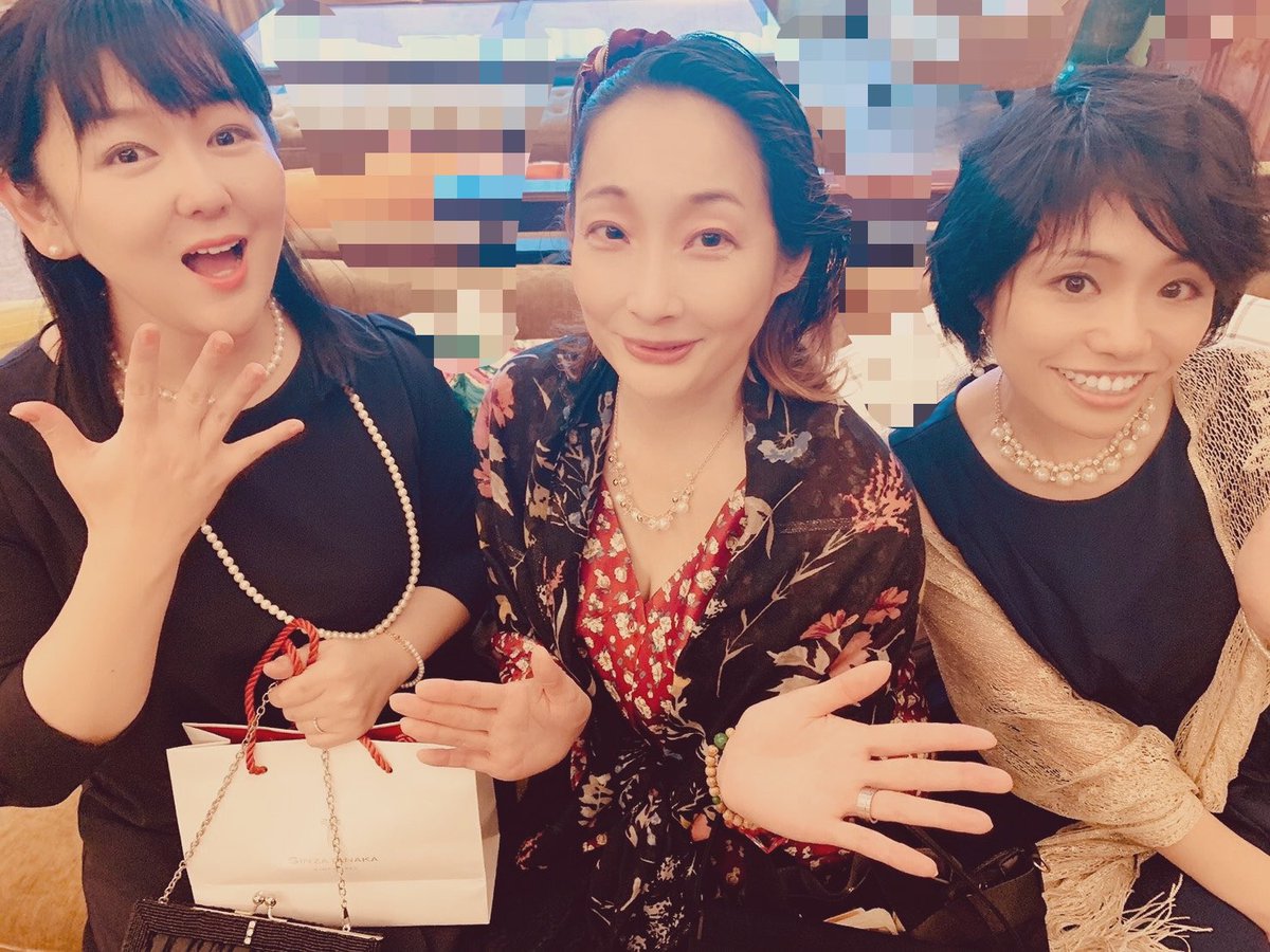 tatibana1973315's tweet photo. 矢口アサミ

矢口と初めて会ったのは
確か、
２０数年前くらい

私達の恩師
たてかべ和也さんとの呑み会だったかと
(場所は劇団すごろくさん海のイベント)

矢口は
いつも明るくて元気で
良く笑い、泣き、喋り
かべさんとの絶妙な師弟関係も側でいつも見ていました
本当に二人は仲良しだった
親子みたいで
でもやはり師弟で見ていて、楽しかったな
たてかべガールズ(橘　矢口　永木)で
沢山呑んだし旅行も行った
……皆で喧嘩もよくしてたけど😅

私にとっては
事務所後輩と言うよりは
『妹』みたいな存在

ずっと一緒に歳を重ねて行くかと思ってた

顔を見ても実感がなかった
いつもの矢口だった
でも不思議だね　笑顔に見えた
笑ってる顔に見えた

自分も驚いたでしょう　急だったから

『心不全』

持病も無かったのに、突然だもの
苦しくなかった事を祈ります

かべさん
矢口をお願いします
あまり
そちらでも呑み過ぎないように

後輩達を仲間達を先輩方を
事務所の皆を見守っていてね

いつまでも大好きだよ

矢口