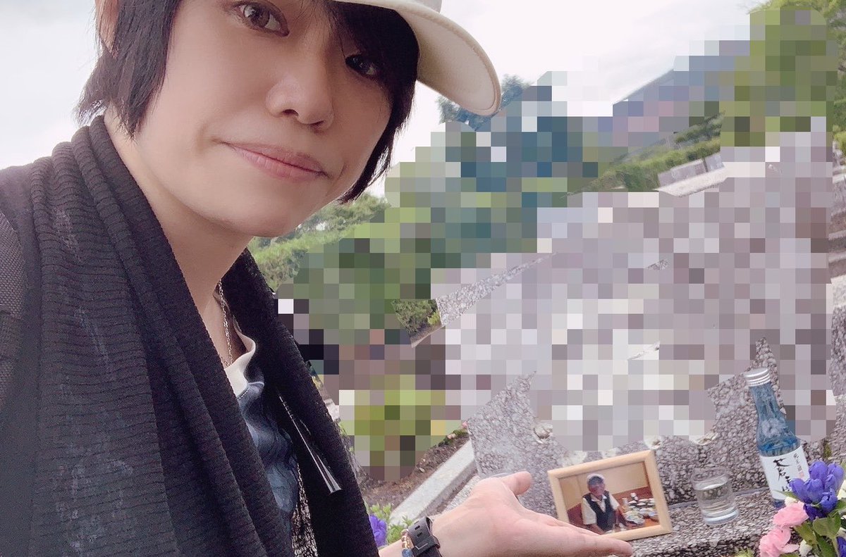tatibana1973315's tweet photo. 矢口アサミ

矢口と初めて会ったのは
確か、
２０数年前くらい

私達の恩師
たてかべ和也さんとの呑み会だったかと
(場所は劇団すごろくさん海のイベント)

矢口は
いつも明るくて元気で
良く笑い、泣き、喋り
かべさんとの絶妙な師弟関係も側でいつも見ていました
本当に二人は仲良しだった
親子みたいで
でもやはり師弟で見ていて、楽しかったな
たてかべガールズ(橘　矢口　永木)で
沢山呑んだし旅行も行った
……皆で喧嘩もよくしてたけど😅

私にとっては
事務所後輩と言うよりは
『妹』みたいな存在

ずっと一緒に歳を重ねて行くかと思ってた

顔を見ても実感がなかった
いつもの矢口だった
でも不思議だね　笑顔に見えた
笑ってる顔に見えた

自分も驚いたでしょう　急だったから

『心不全』

持病も無かったのに、突然だもの
苦しくなかった事を祈ります

かべさん
矢口をお願いします
あまり
そちらでも呑み過ぎないように

後輩達を仲間達を先輩方を
事務所の皆を見守っていてね

いつまでも大好きだよ

矢口