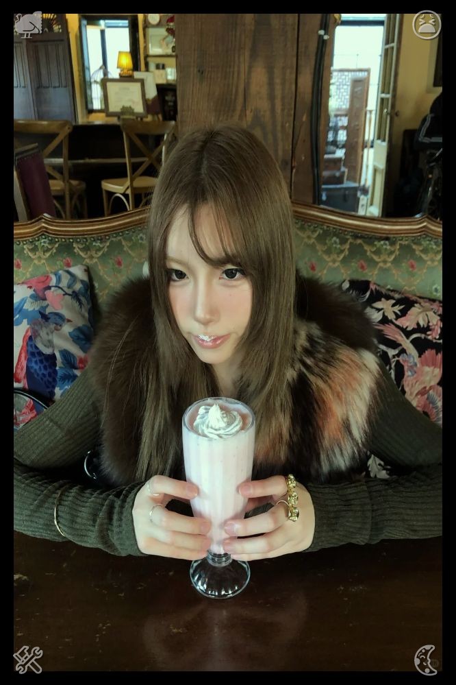 chicchi797979's tweet photo. 😺Bright ceiling lampI stay at the beach for a while, eating my cake and enjoying the sun and the sea. It’s a nice break from the busy city, and I feel relaxed and rejuvenated. https://t.co/vpNoJsQGA5