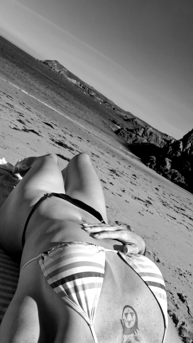 Luust_bzh's tweet photo. #beach #bikini https://t.co/k65CkwxqJn