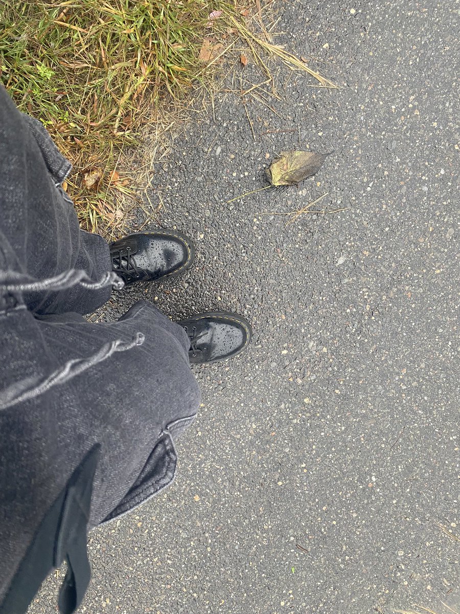 TheHolyArmpit's tweet photo. boots in the rain https://t.co/JC6SkU7Y7e