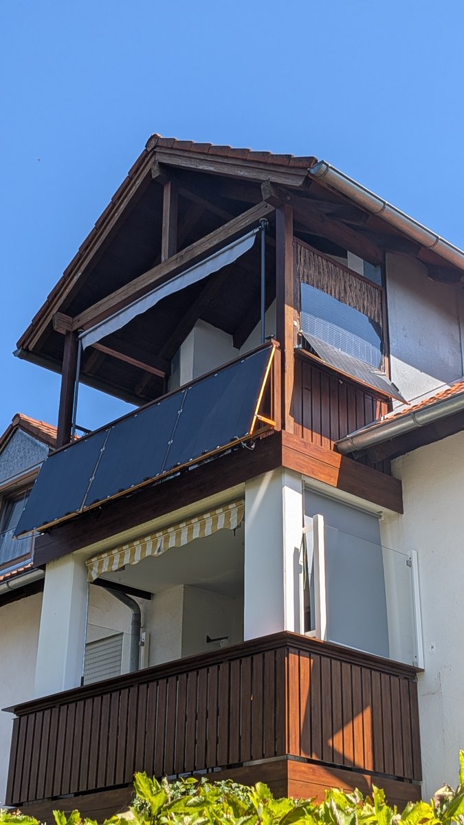 CarstenWetzel's tweet photo. @SoerenLorensen weil 2 normale Panels nicht gepasst und ich das Gewicht gescheut habe, habe ich mich für flexible Panels entschieden. Ein Gestell aus Dachlatten gebaut, diese mit Wetterschutzfarbe gestrichen und die Panels drauf geschraubt. Bombenfest, sturmsicher und schick https://t.co/I8Iso2ew3R