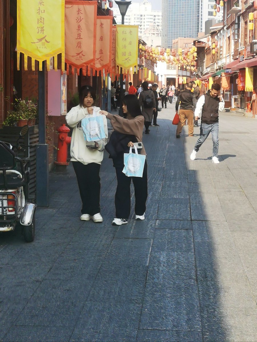 AndreDilata's tweet photo. Strolling in Zhangzhou, I cherish the spirit of Yan Le Pin - finding joy in simplicity, which makes every ordinary moment shine. https://t.co/UmW4TulDOr