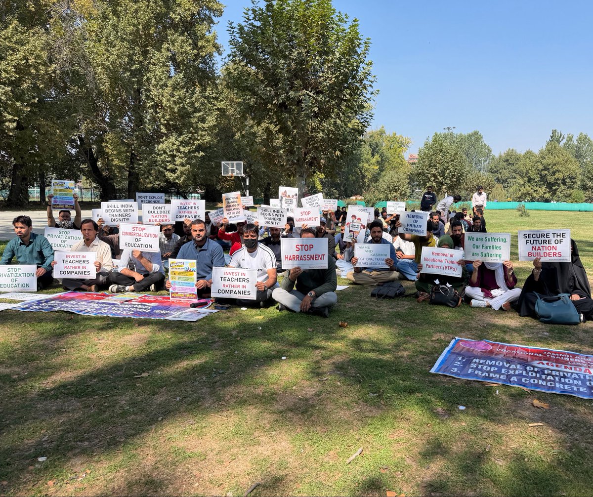 mudr4's tweet photo. Went to meet &amp; listen vocational  teachers of J&amp;K who are presently on strike from last six days in srinagar .

I hope Govt should listen to them &amp; their genuine demands should get addressed .

@INCIndia @INCSandesh @SunilPanwarINC @INC_Television @RGPRSinc @RGPRSJKOFFICIAL https://t.co/YQDeni3qla