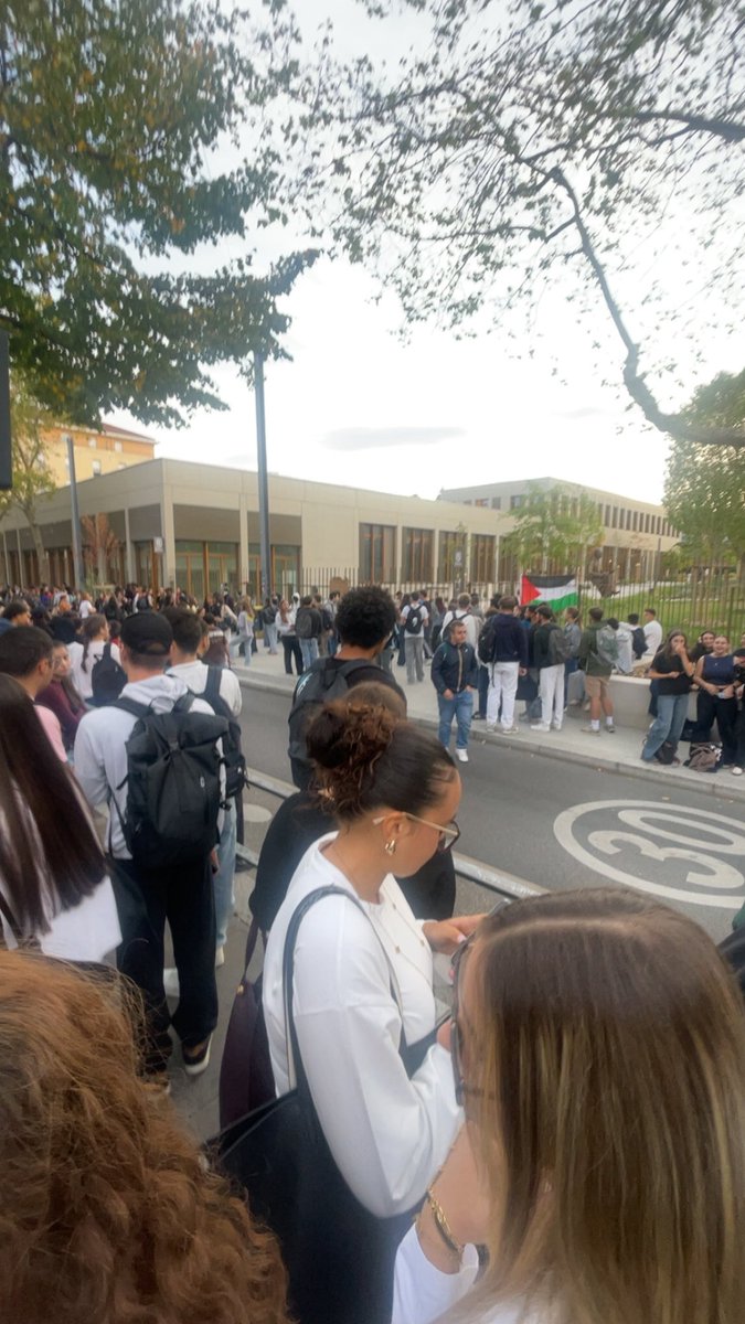 karmaakame44's tweet photo. Je me suis réveiller à 6h30 🥲 (y’a même ps de raison au blocus Lvrt ils ont tout whippin ça parle de parcoursup, le crous et la Palestine en même temps) https://t.co/uIUvxCeXO9