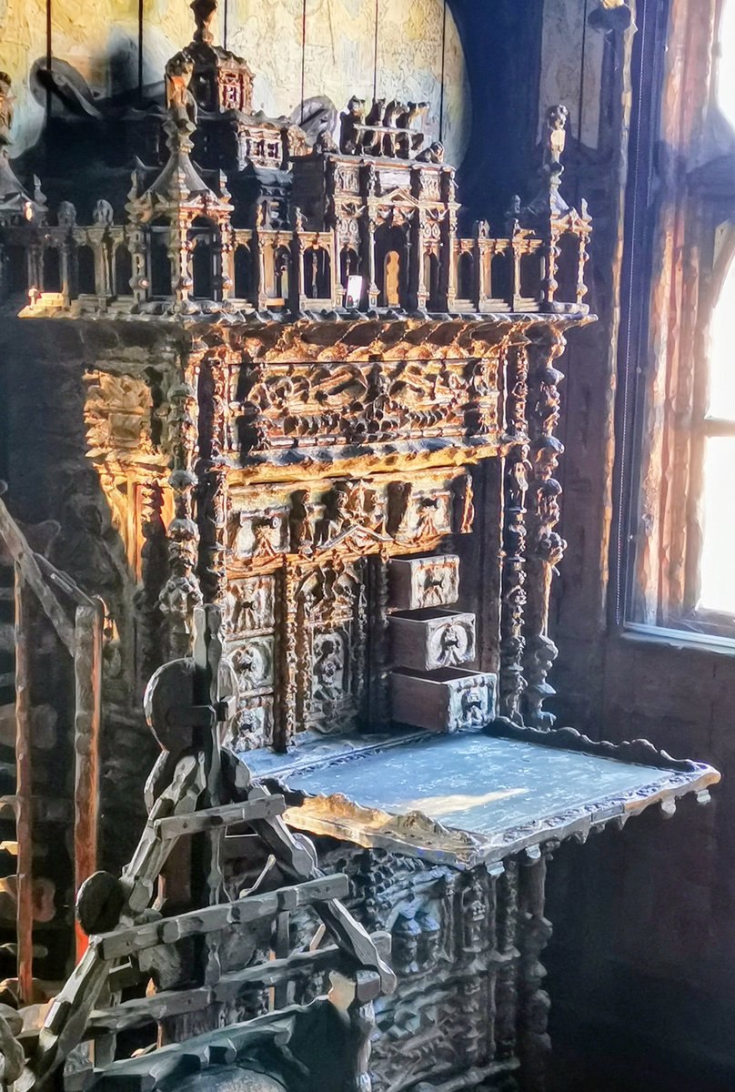 MenjaSlade's tweet photo. @Werzuletzt #100Tage100Fotos Tag 10 - Holz(ig)

Da bietet sich das Junkerhaus in Lemgo an. Geschnitzter Sekretär. https://t.co/J8WZWcsJbm