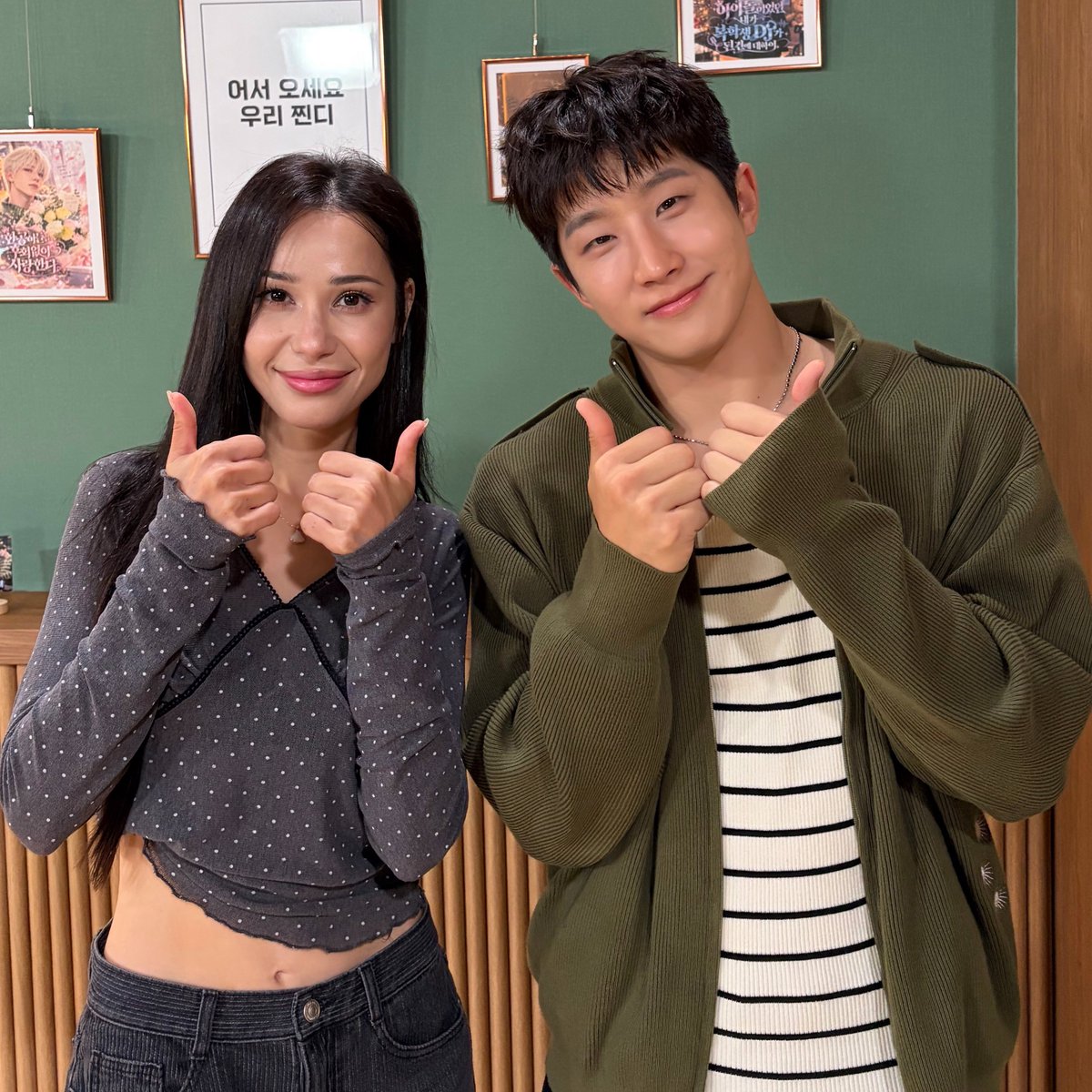 ebsfmkorean's tweet photo. [📻] 잠시 후 오후 4시
찐디의 아돌한 사랑방 w/ 모로코 방송인 김미소

✅EBS FM
✅반디 앱
✅EBS 홈페이지에서 본방사수!

#1045 문자 + 반디 앱으로 청취소감 기다려요😉

#ASTRO #JINJIN #아스트로 #진진 #김미소 #입티삼 https://t.co/zAwoDKilII