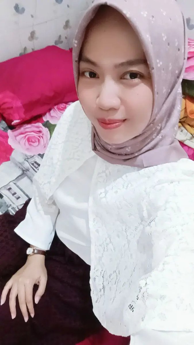 AiyCha95's tweet photo. Lagi rajin-rajinnya make up😍 https://t.co/midBNsAfeP
