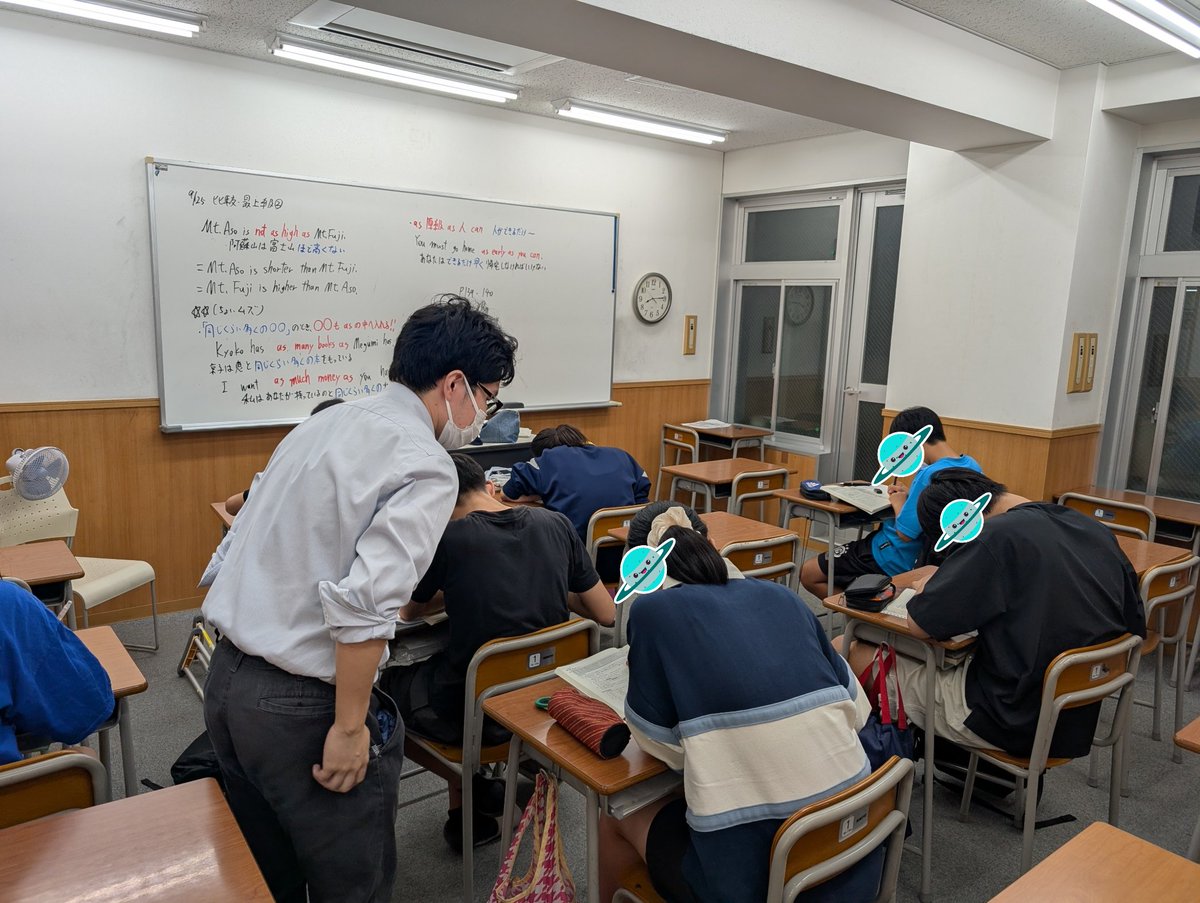 stagesoga's tweet photo. 9/29 (火) ☔
中二の皆さんはもう次の定期テストに
向けて比較・最上級を特訓中。
今週は応用に入りますよ～
東京都心は34日連続雨で
最長記録を更新したようですね。
千葉県も台風26号が心配・・・。
#教プラ蘇我 #蘇我 #塾 https://t.co/pbdxuHcCcO