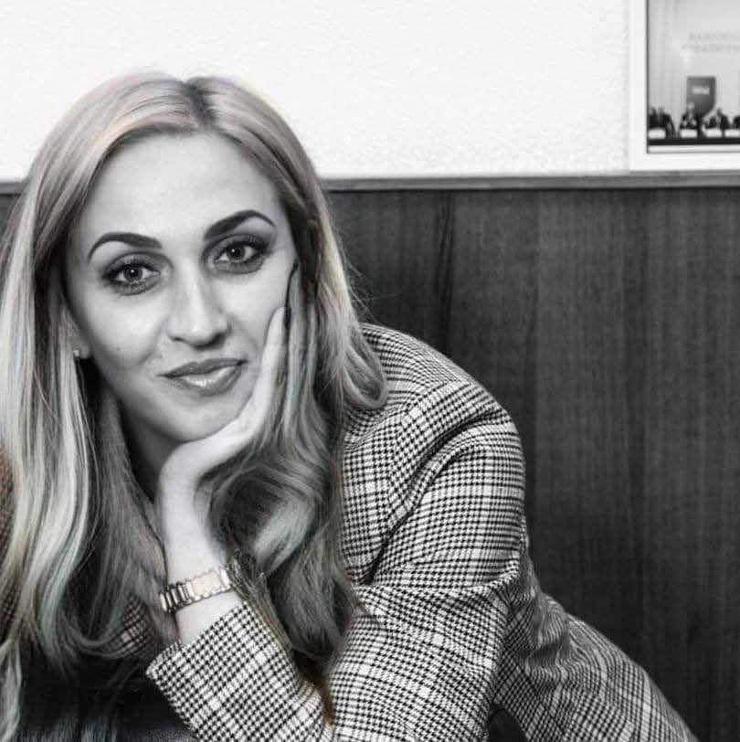 volodarskijo's tweet photo. В Києві внаслідок удару по НАН загинула Наталя Букало, помічниця Володимира Горбуліна

Вона перебувала біля будівлі Національної академії наук. 

Горбулін підтвердив загибель своєї асистентки. Сам він отримав незначну травму.

У Наталії залишилися чоловік і донька.

Наші глибокі співчуття родині Наталі та всіх жертв російських ударів.