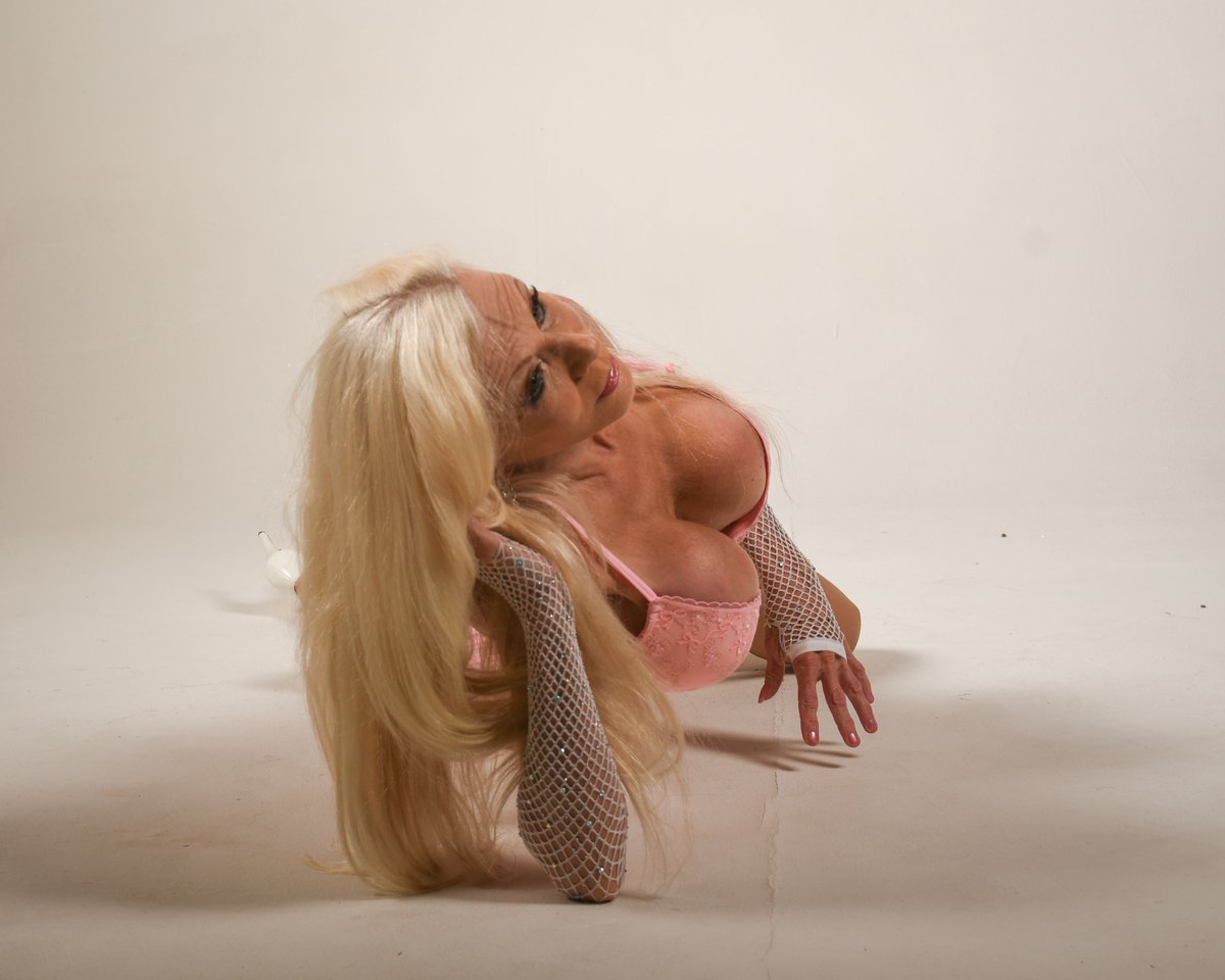 mariathenefoto's tweet photo. Hello! In my https://t.co/7JHJc1fnIG you can see many sensual pictures and videos.
#longhair #pink #makeup
Photo by Teeteephotos https://t.co/qNV7quiHA7