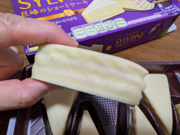mops6480's tweet photo. ブルボン「シルベーヌ 巨峰のショートケーキ」巨峰のソースが入った白いシルベーヌ。コーティングが白チョコ。いかにもなブドウ香料感がなく、いつもの乾燥気味シルベーヌ（粉が細かいのでパサパサではなくファサファサな感じの）より少ししっとりしている気がして、おいしかった。 #ホワイトチョコ https://t.co/6UlswjBr5t