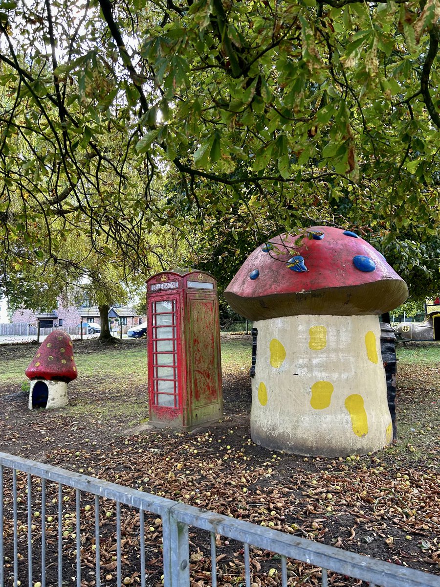 McindoeSue's tweet photo. #TelephoneBoxTuesday https://t.co/AEBsetBFGP