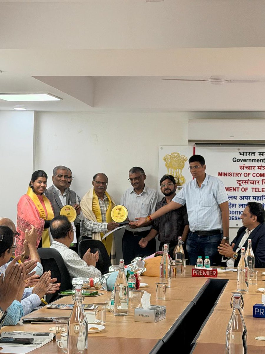 MplsaDot's tweet photo. मध्यप्रदेश एलएसए में हिंदी कार्यशाला का आयोजन संपन्न
मध्यप्रदेश एलएसए में हिंदी पखवाड़ा के अंतर्गत राजभाषा हिंदी कार्यशाला का आयोजन संपन्न हुआ। कार्यशाला में बड़ी संख्या में अधिकारियों एवं कर्मचारियों ने भाग लिया।
@DoT_India @DGT_HQ #DoT #MPLSA https://t.co/HEeKqOlfiZ